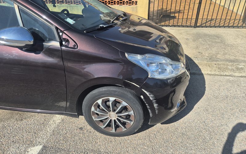 Coche cargado en una grúa después de la compra y el pago