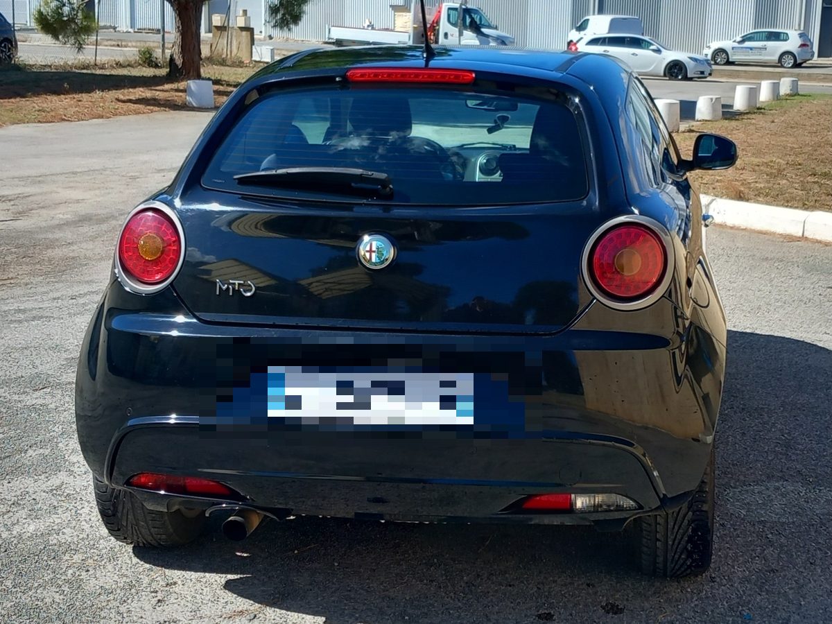 Alfa Romeo MiTo negro visto desde atrás