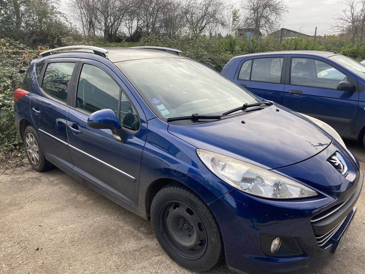 Peugeot 207 SW azul aparcado