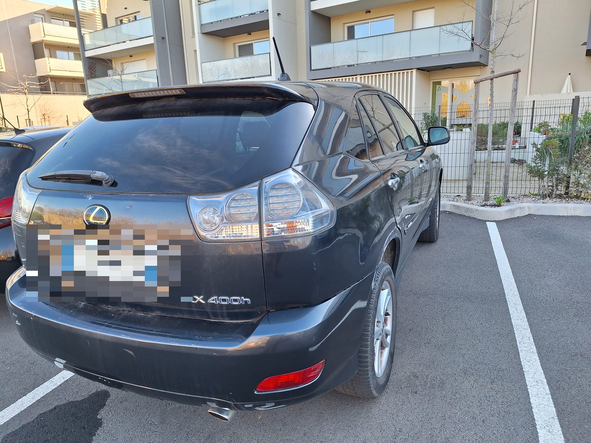 Lexus RX gris visto desde atrás