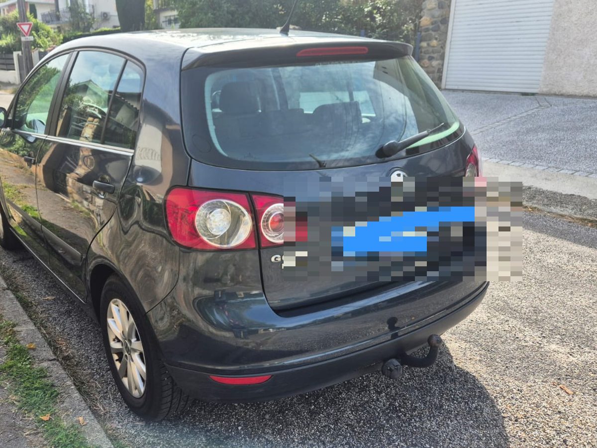 Volkswagen Golf Plus gris visto desde atrás