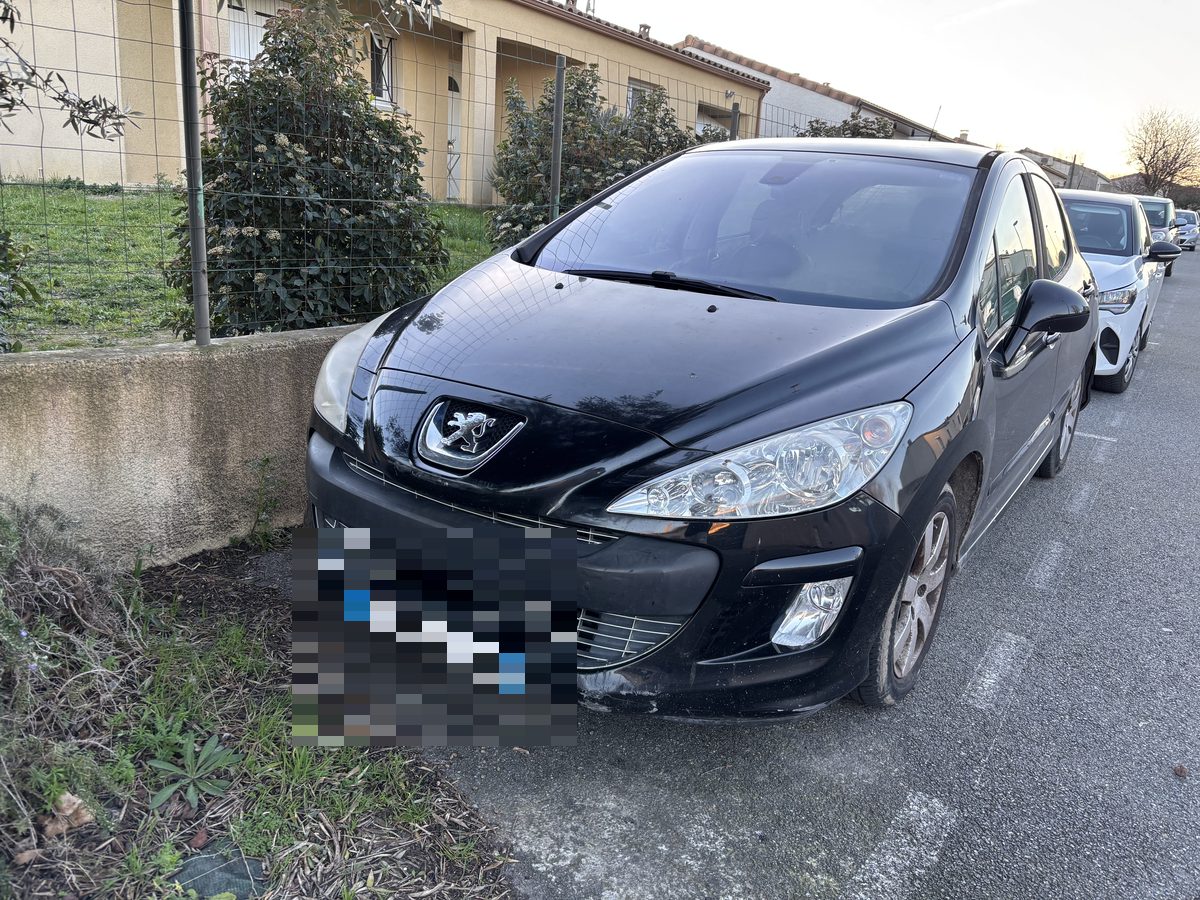Peugeot 308 negro aparcado